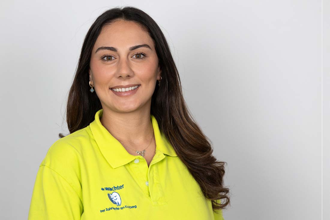 Team - Zahnarzt Ulm - Zahnarztpraxis Dr. Werner Boch - Mitarbeiterin Frau Karaman