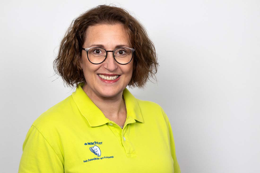 Team - Zahnarzt Ulm - Zahnarztpraxis Dr. Werner Boch - Mitarbeiterin Frau Karaman